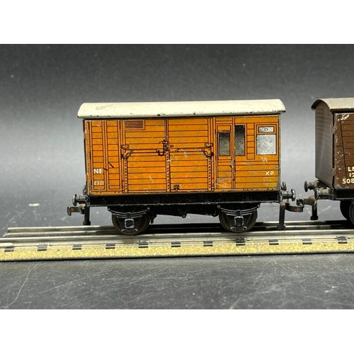 24 - A rake of 16 3-Rail Hornby Dublo Rolling stock 'Ready to Roll' 
(1250g)
Made in England by Meccano
I... 