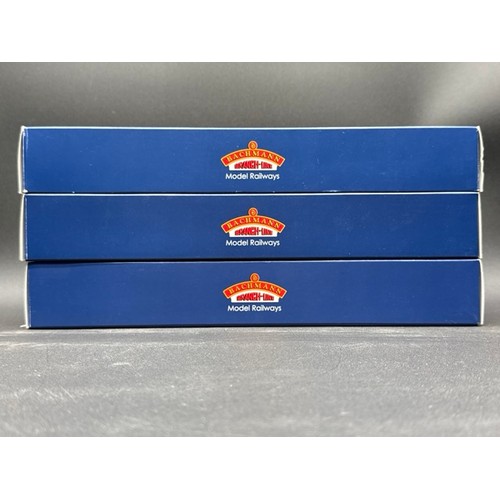 391 - A rake of three OO Bachmann Coaches each boxed and appearing unopened, Made in China (700g)

Bachman... 