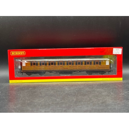 394 - Four OO gauge Hornby LNER Teak boxed coaches 'Ready-to-Roll'
(800g)
Appearing 'As New'
Hornby R4826 ... 