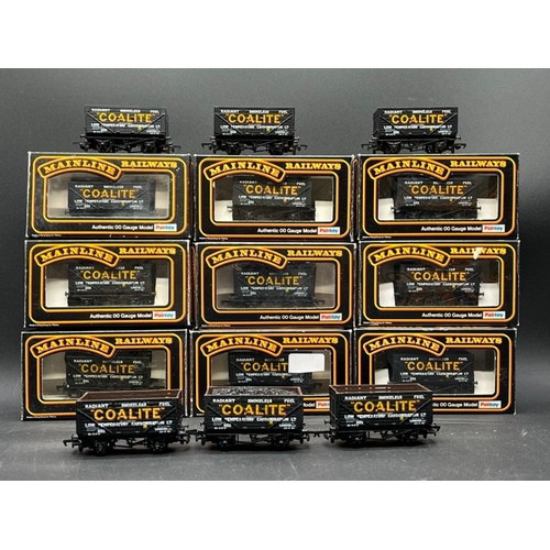 398 - 59 OO gauge Mainline Rolling stock wagons and Tank wagons, boxed (40) and unboxed (19)
(4200g)
inclu... 