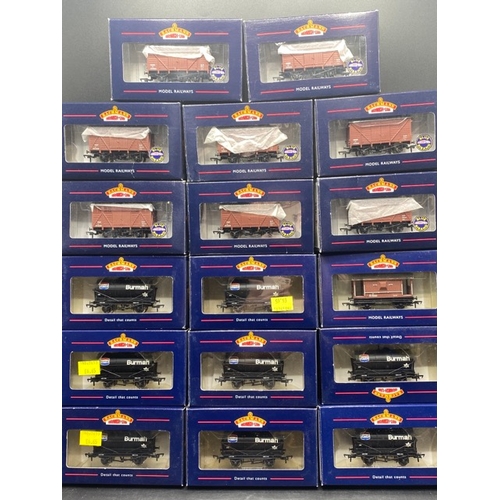 399 - 17 Bachmann boxed OO gauge Rolling stock
(1500g)
Bachmann Branchline 33-804 20 ton brake van in BR b... 