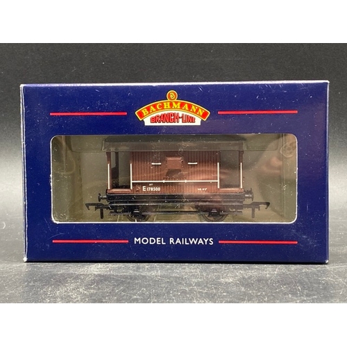 399 - 17 Bachmann boxed OO gauge Rolling stock
(1500g)
Bachmann Branchline 33-804 20 ton brake van in BR b... 