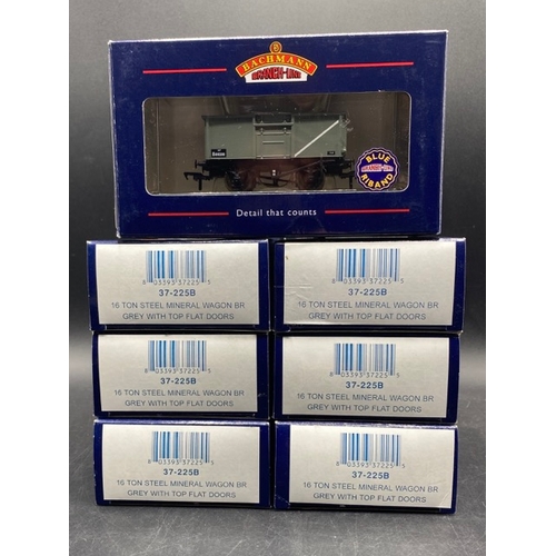 402 - 13 Bachmann boxed OO gauge Rolling stock
(900g)
Bachmann Branchline 37-225 16 ton steel mineral wago... 