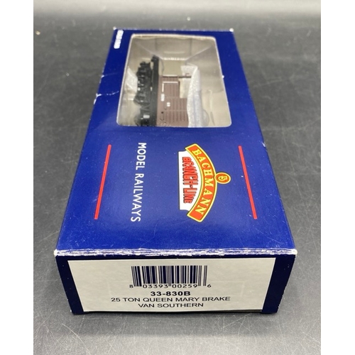 403 - 9 Bachmann boxed OO gauge Rolling stock
(600g)
Bachmann Branchline 33-830B 25 ton Queen Mary brake v... 