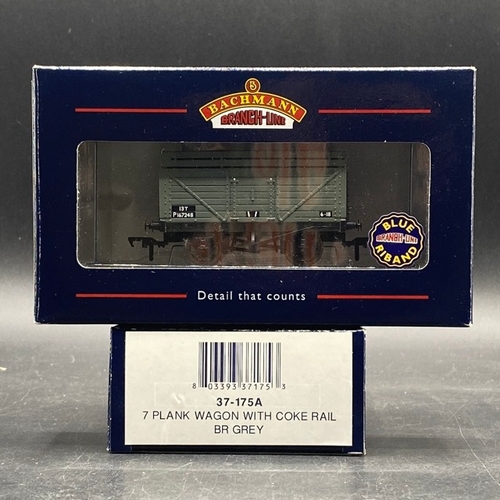 404 - 11 Bachmann boxed OO gauge Rolling stock
(800g)
Bachmann Branchline 37-277 27 ton steel tippler B383... 