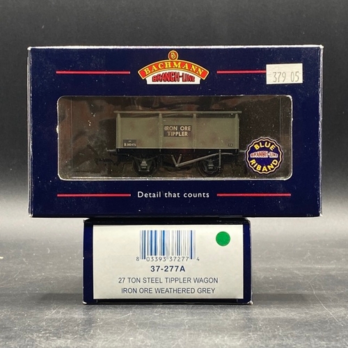 404 - 11 Bachmann boxed OO gauge Rolling stock
(800g)
Bachmann Branchline 37-277 27 ton steel tippler B383... 