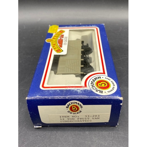 404 - 11 Bachmann boxed OO gauge Rolling stock
(800g)
Bachmann Branchline 37-277 27 ton steel tippler B383... 