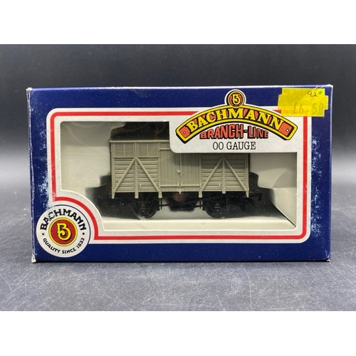 404 - 11 Bachmann boxed OO gauge Rolling stock
(800g)
Bachmann Branchline 37-277 27 ton steel tippler B383... 