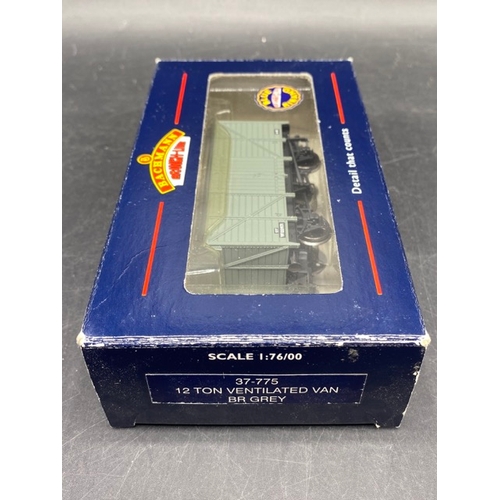 404 - 11 Bachmann boxed OO gauge Rolling stock
(800g)
Bachmann Branchline 37-277 27 ton steel tippler B383... 