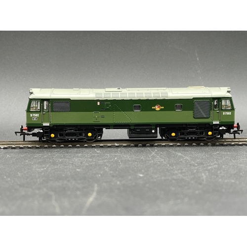 221 - Bachmann Branchline 32-406 Class 25/3 D7502 in BR two tone green - Tested Runner
(650g)