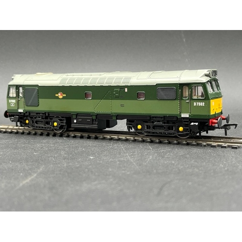 221 - Bachmann Branchline 32-406 Class 25/3 D7502 in BR two tone green - Tested Runner
(650g)