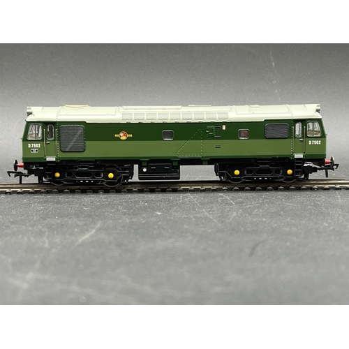 221 - Bachmann Branchline 32-406 Class 25/3 D7502 in BR two tone green - Tested Runner
(650g)