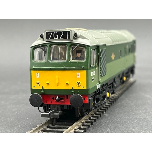 221 - Bachmann Branchline 32-406 Class 25/3 D7502 in BR two tone green - Tested Runner
(650g)