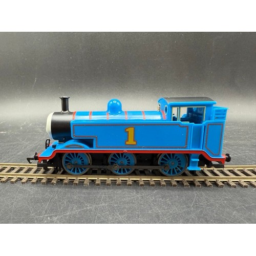 175 - Hornby Thomas & Friends R9087 - Thomas, Annie & Clarabel Train Set. Tested Runner. 
(350g)