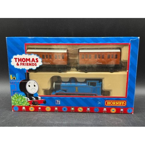 175 - Hornby Thomas & Friends R9087 - Thomas, Annie & Clarabel Train Set. Tested Runner. 
(350g)