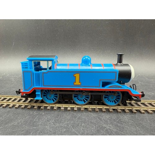 175 - Hornby Thomas & Friends R9087 - Thomas, Annie & Clarabel Train Set. Tested Runner. 
(350g)