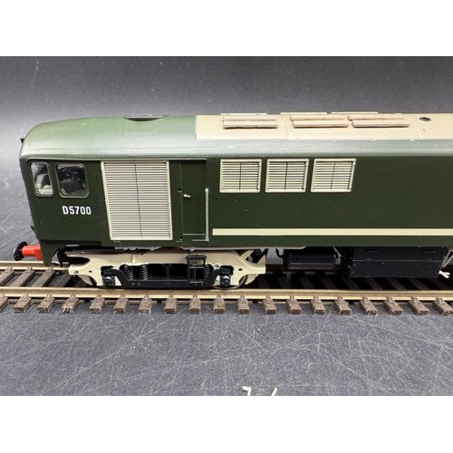 237 - Heljan Class 28 Item 28001 D5700 Full BR Green. Not Tested As-New
(850g)
Loose piece (see photo).