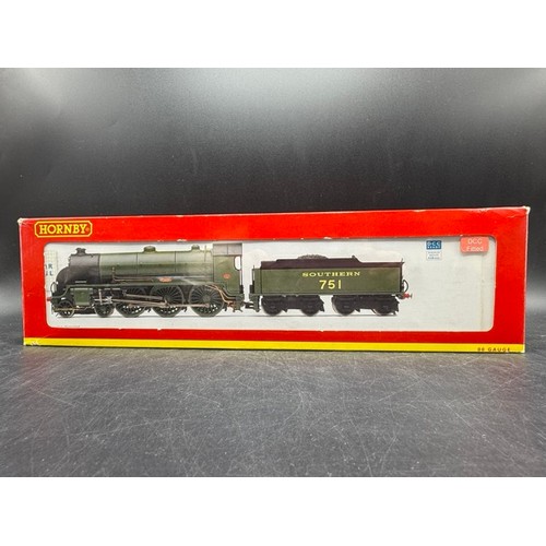 239 - Hornby R2723 SR460 Class N15 Locomotive 751 'Etarre'
(550g)
Untested as still has mounting brackets ... 