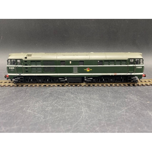 242 - Hornby R3144A Class 31 D5829 in BR green with small yellow panel - Tested Runner
(600g)