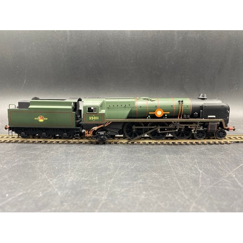 250 - Hornby R2466 Rebuilt Merchant Navy Class 4-6-2 35011 