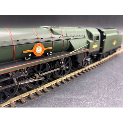 250 - Hornby R2466 Rebuilt Merchant Navy Class 4-6-2 35011 