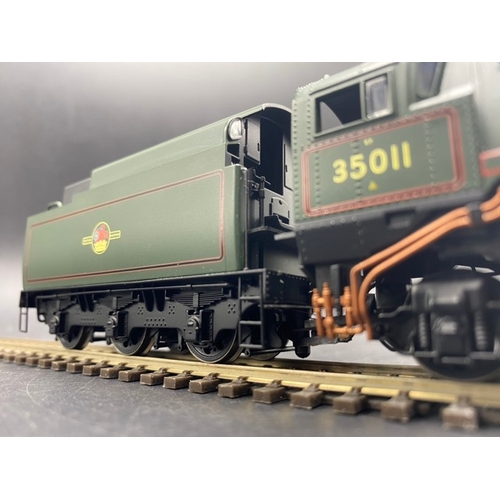 250 - Hornby R2466 Rebuilt Merchant Navy Class 4-6-2 35011 