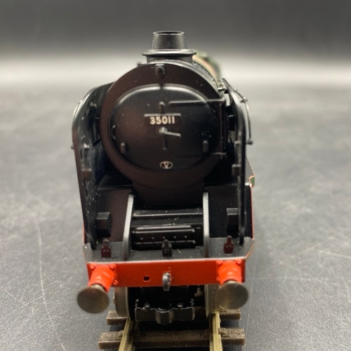 250 - Hornby R2466 Rebuilt Merchant Navy Class 4-6-2 35011 