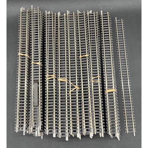 123 - Large quantity of Peco Setrack OO gauge track - Very Good condition
(6500g)
250+ items - Appears use... 