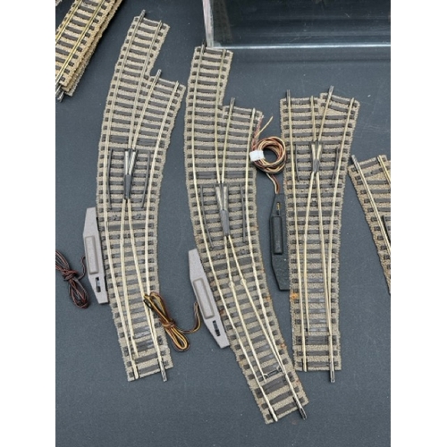 124 - Over 70 items of Fleischmann HO gauge track, including 8 turn-outs
(2400g)
Good condition with few t... 