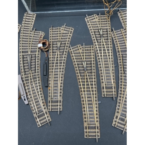 124 - Over 70 items of Fleischmann HO gauge track, including 8 turn-outs
(2400g)
Good condition with few t... 