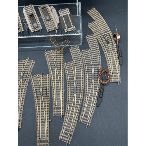 124 - Over 70 items of Fleischmann HO gauge track, including 8 turn-outs
(2400g)
Good condition with few t... 