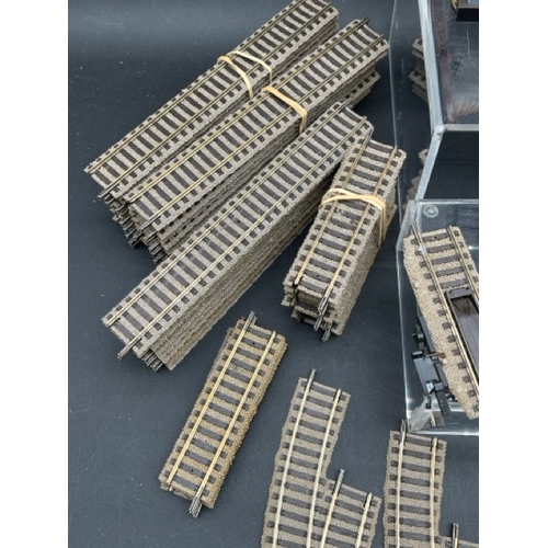 124 - Over 70 items of Fleischmann HO gauge track, including 8 turn-outs
(2400g)
Good condition with few t... 