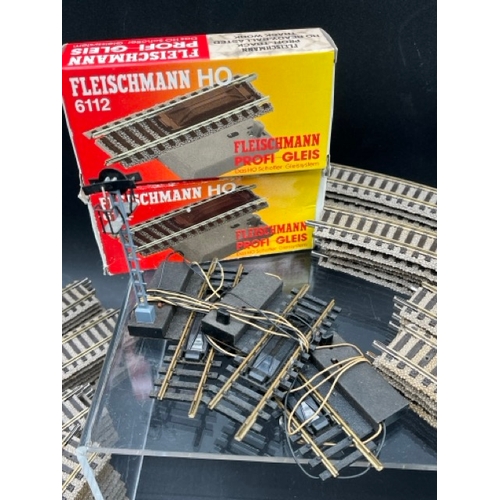 124 - Over 70 items of Fleischmann HO gauge track, including 8 turn-outs
(2400g)
Good condition with few t... 