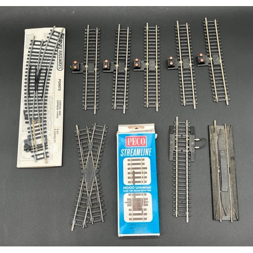 125 - Large quantity of Hornby OO gauge track, along with some Gaugemaster scenic items
(6000g)
Both new u... 