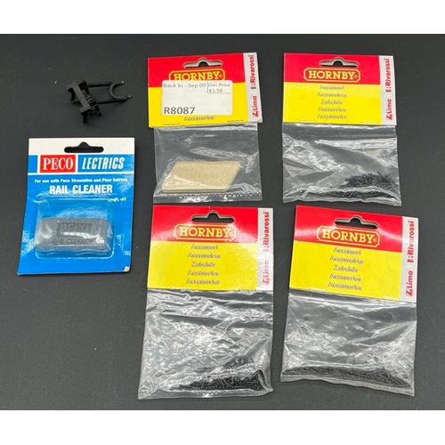 125 - Large quantity of Hornby OO gauge track, along with some Gaugemaster scenic items
(6000g)
Both new u... 