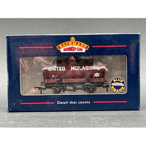 417 - 20 OO gauge Bachmann Tank wagons each boxed
(2000g)
Bachmann Branchline 37-679 14 Ton tank wagon wit... 