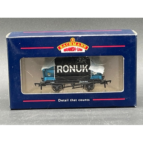 417 - 20 OO gauge Bachmann Tank wagons each boxed
(2000g)
Bachmann Branchline 37-679 14 Ton tank wagon wit... 