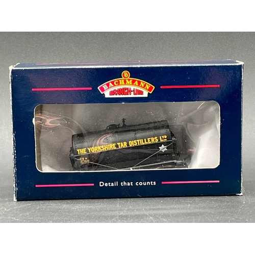 417 - 20 OO gauge Bachmann Tank wagons each boxed
(2000g)
Bachmann Branchline 37-679 14 Ton tank wagon wit... 