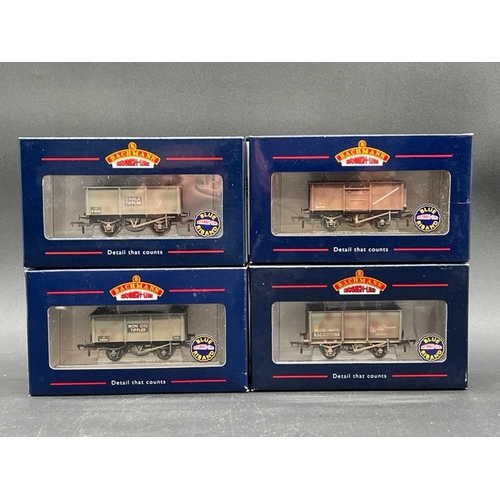 418 - 19 OO gauge Bachmann boxed Rolling-stock
(1700g)
Bachmann Branchline 37-700A 10 Ton Cattle Wagon M29... 