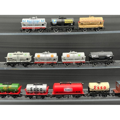 419 - 15 OO gauge Rolling stock 'Ready to Roll'
(750g)
Bachmann (9)
Hornby (5)
Mainline (1)