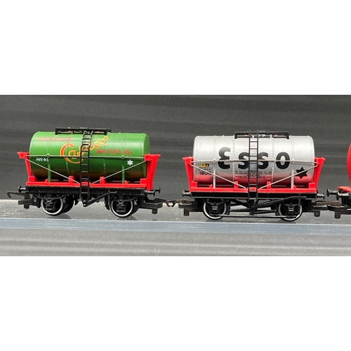 419 - 15 OO gauge Rolling stock 'Ready to Roll'
(750g)
Bachmann (9)
Hornby (5)
Mainline (1)