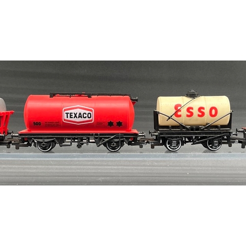 419 - 15 OO gauge Rolling stock 'Ready to Roll'
(750g)
Bachmann (9)
Hornby (5)
Mainline (1)