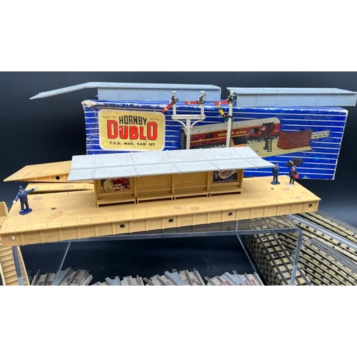 81 - A quantity of Dublo 3-Rail track, stations, platforms, signal box and other trackside items
(5400g)
... 