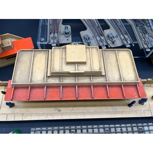 81 - A quantity of Dublo 3-Rail track, stations, platforms, signal box and other trackside items
(5400g)
... 