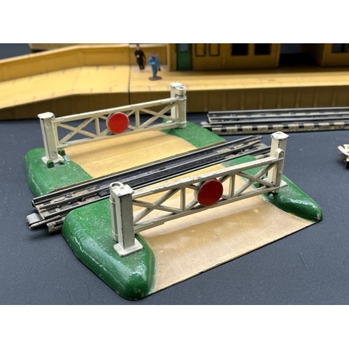 81 - A quantity of Dublo 3-Rail track, stations, platforms, signal box and other trackside items
(5400g)
... 