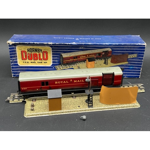 81 - A quantity of Dublo 3-Rail track, stations, platforms, signal box and other trackside items
(5400g)
... 