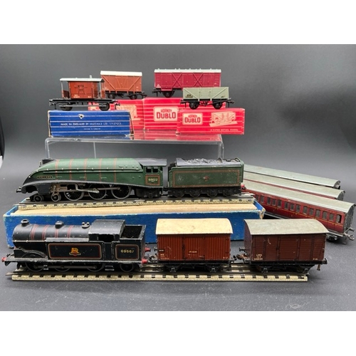 82 - Two 3-Rail Tested Dublo Locos and Rolling-stock
(2000g)
Hornby Dublo 3-rail L11 4-6-2 BR green A4 Cl... 