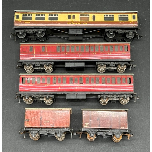 82 - Two 3-Rail Tested Dublo Locos and Rolling-stock
(2000g)
Hornby Dublo 3-rail L11 4-6-2 BR green A4 Cl... 