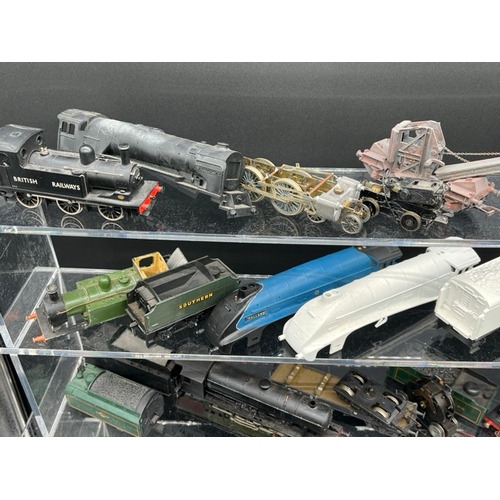 111 - Job Lot of OO gauge Loco & Rolling stock Spares
(11000g)
Not for the feint-hearted
Plastic and metal... 