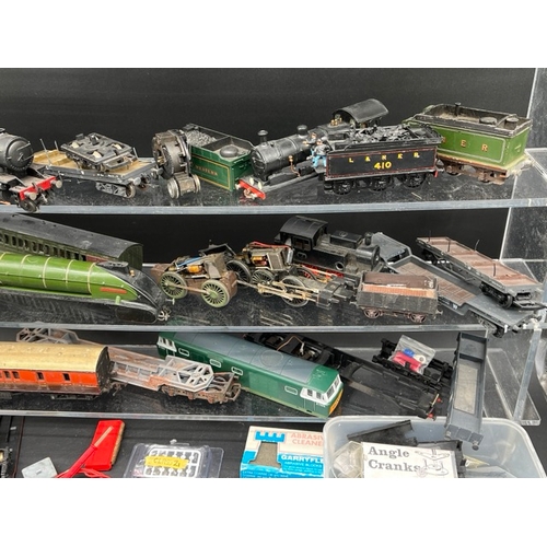 111 - Job Lot of OO gauge Loco & Rolling stock Spares
(11000g)
Not for the feint-hearted
Plastic and metal... 